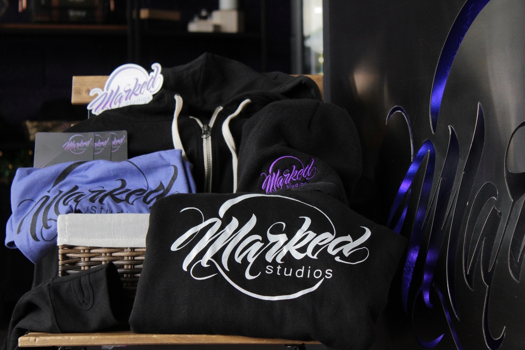 MarkedStudios's tweet photo. 🎄🎁 Gift card bundles are here! 🎁🎄

How do you get one? 

Spend $500 or more on a gift card and receive the following:

•A purple Marked Studios t-shirt 
•A snuggly Marked Studios zip up (with thumb holes!)
•A embroidered beanie
•A OG Marked Studio sticker
•A https://t.co/4HPE7egQqx