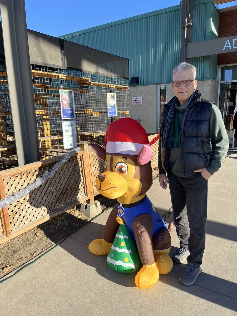 DrTedPurcell's tweet photo. Here today at Made for Pets:Winter Market with EHS CEO Liza Sunley. Plenty of time to stop by @EdmontonHumane. Lots to see for people and pets until 4 PM ! https://t.co/7QS9fzYvgd