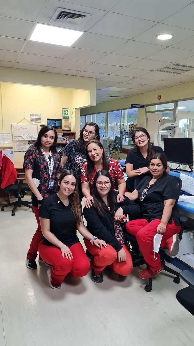 Saludtarapaca's tweet photo. Equipo de #Neonatología de @Hospitaliquique liderado por #Matronas y #Matrones hace una pausa para conmemorar el #DíaDelPrematuro Un aplauso para estos #Superhéroes que salen adelante con el amor y cuidados de este equipo del recinto asistencial @ministeriosalud @DPRTarapaca https://t.co/yGYp27u6Kl