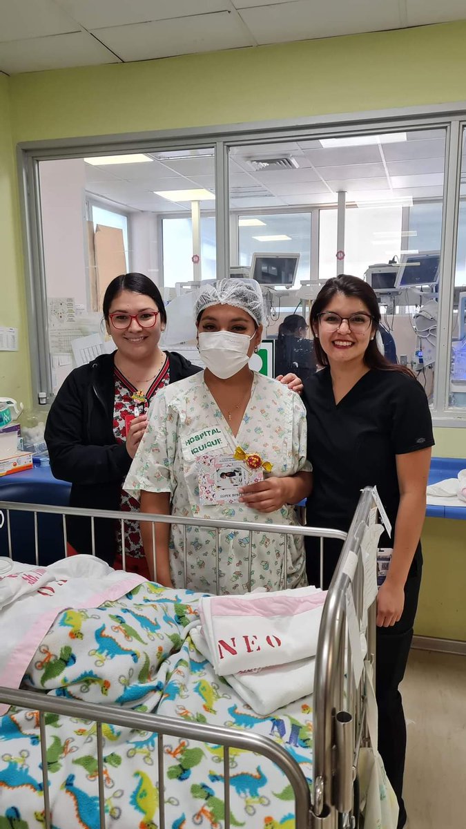 Saludtarapaca's tweet photo. Equipo de #Neonatología de @Hospitaliquique liderado por #Matronas y #Matrones hace una pausa para conmemorar el #DíaDelPrematuro Un aplauso para estos #Superhéroes que salen adelante con el amor y cuidados de este equipo del recinto asistencial @ministeriosalud @DPRTarapaca https://t.co/yGYp27u6Kl