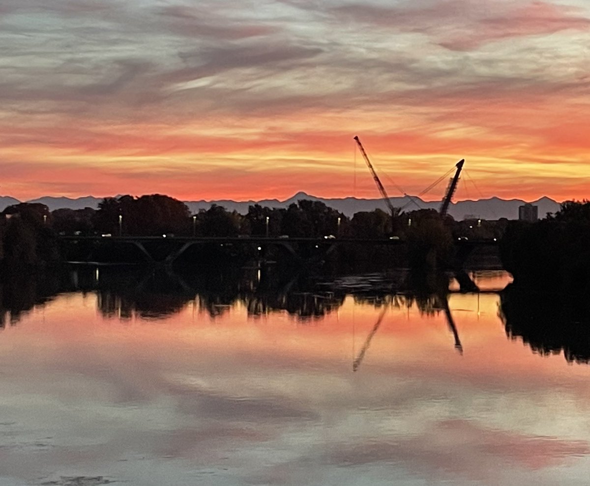 m_d_angelo's tweet photo. Les Pyrénées tellement proches, comme si elles étaient  dans les faubourgs de Toulouse. Spectacle incroyable en début de soirée du Pont Neuf. https://t.co/BR9tJt3Hdh