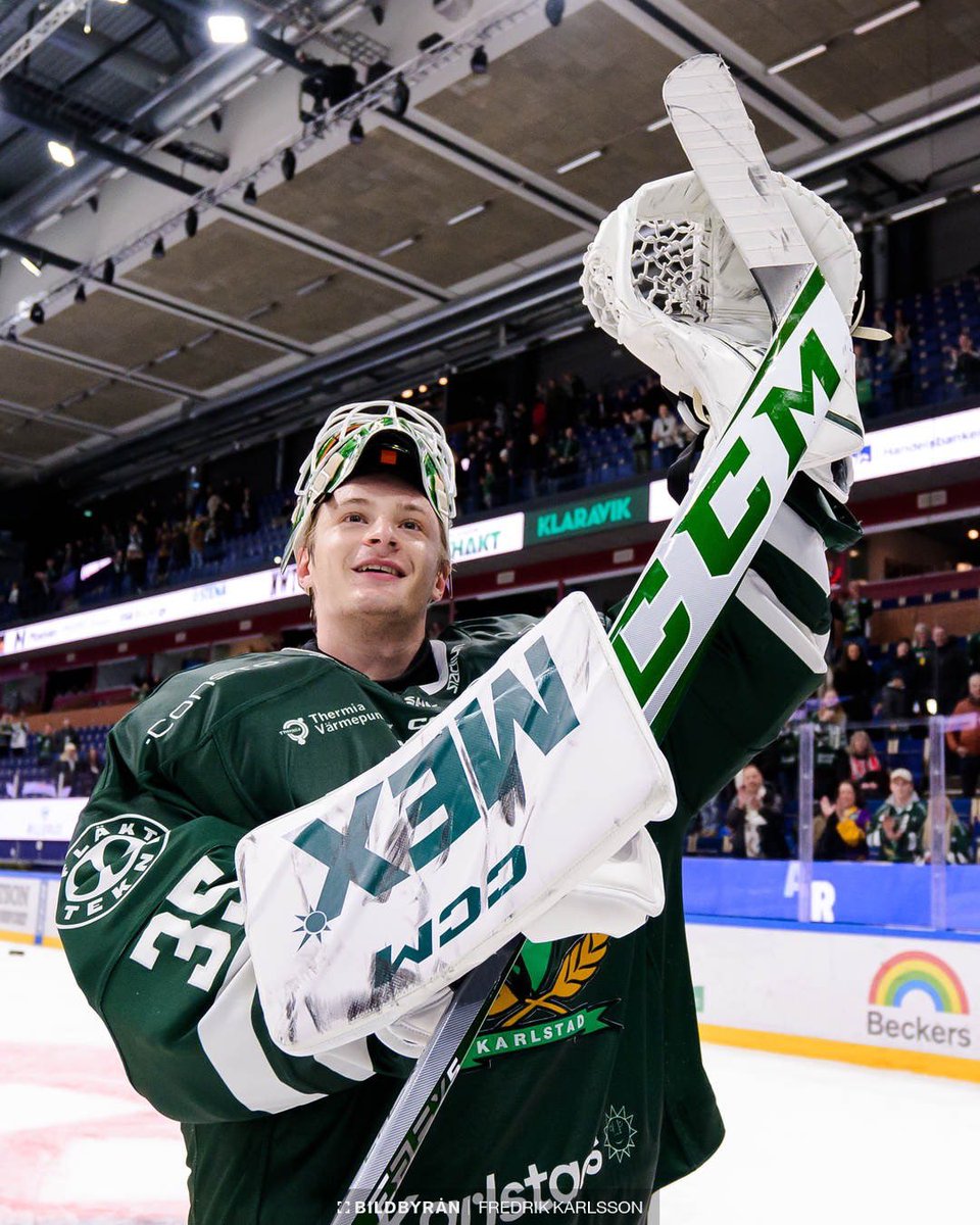 1932klubben's tweet photo. ”jävla stadsbo du är bäst på plan,
supercalle ifrån huvudstan,
mot det elfte, ska vi gå,
du får göra det i fbk!”
🎶🎶🎶
#fbkse https://t.co/EAuXUy1AYt