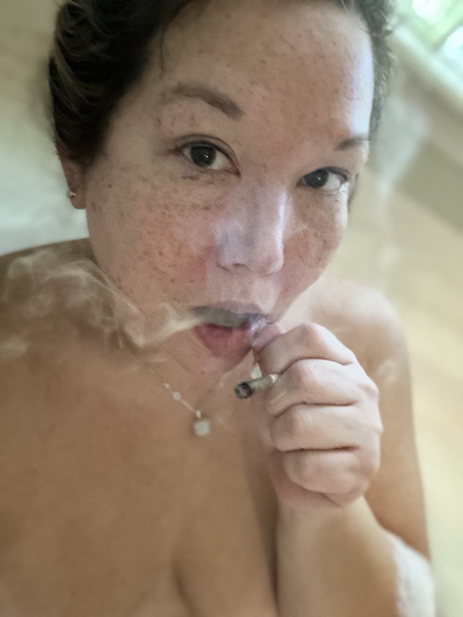 Shelley_Knight1's tweet photo. I’m baaaaaack!!! Happy Saturday StonerFam & Friends! #stonerbabe #hotbaths #fireflower ✌️💛🔥😘 https://t.co/G5l1dYsWo1