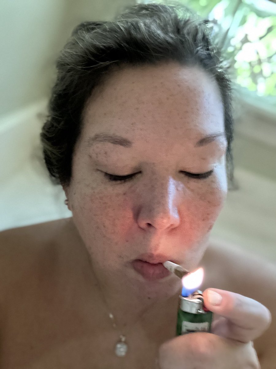 Shelley_Knight1's tweet photo. I’m baaaaaack!!! Happy Saturday StonerFam & Friends! #stonerbabe #hotbaths #fireflower ✌️💛🔥😘 https://t.co/G5l1dYsWo1