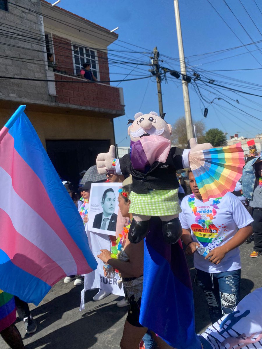 Hoy es la segunda marcha LGBT en Chalco, Estado de México.

Y un par de chicas adolescentes llevan a un Simi en memoria de Le Magistrade.

Ociel, dejaste una huella de lucha, de resistencia y de ejemplo para las nuevas generaciones.

¡Y LA QUE MARCHE POR SUS DERECHOS! 🪭🏳️‍🌈