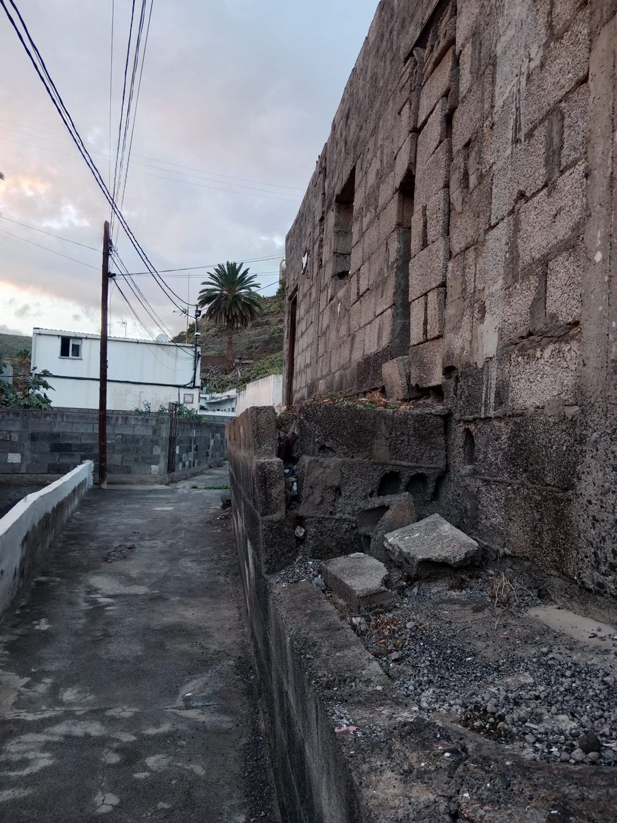 nujonsc's tweet photo. @TeldeActualidad , En la calle Blas de Otero en el pueblo de Jinamar, tras meses avisando de el estado de un muro, denuncias, finalmente ha caído, y el Ayuntamiento de Telde no hace nada. No pasa la silla de ruedas de uno de los vecinos. https://t.co/WEMjcE6E2A
