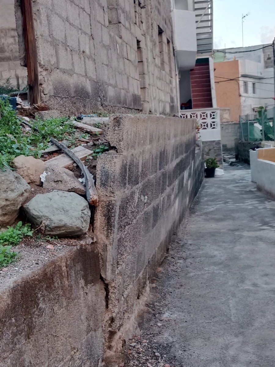 nujonsc's tweet photo. @TeldeActualidad , En la calle Blas de Otero en el pueblo de Jinamar, tras meses avisando de el estado de un muro, denuncias, finalmente ha caído, y el Ayuntamiento de Telde no hace nada. No pasa la silla de ruedas de uno de los vecinos. https://t.co/WEMjcE6E2A