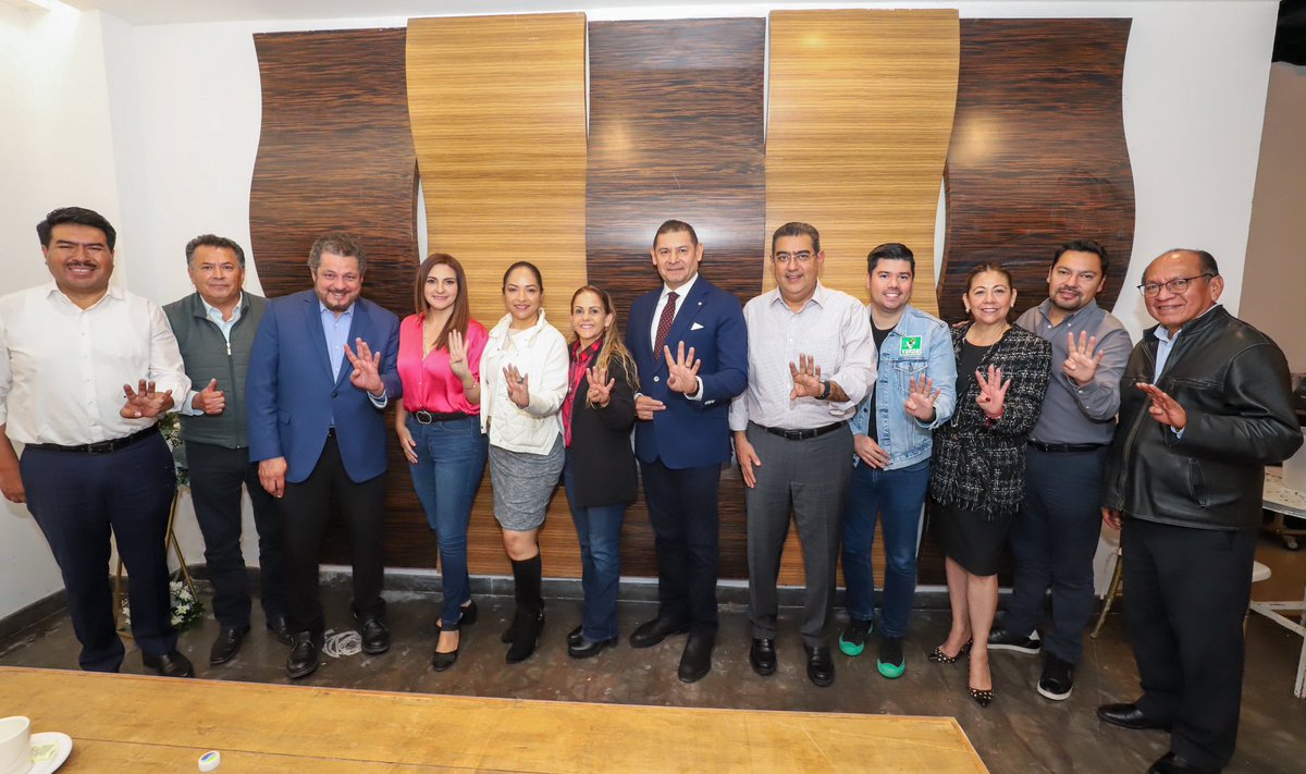 SergioSalomonC's tweet photo. Siempre lo he manifestado: nuestra prioridad, por encima de todo, debe ser #Puebla. 

Esta mañana sostuvimos un encuentro de amigas y amigos con nuestro coordinador estatal de la #4T, @armentapuebla_; poblanas y poblanos con la firme convicción de trabajar en unidad por el bien de nuestro estado. 

¡Vamos con todo! #UnidadPorPuebla 🤝