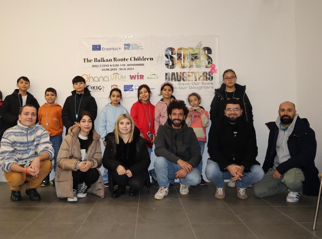 SUGDER_'s tweet photo. Balkan Rotası Çocukları isimli Erasmus+ projemizin ikinci aktivitesine Almanya’da devam ediyoruz. Çocuklar, hediye fotoğraf makinalarıyla fotoğraf sanatına ilk adımlarını attılar. İtalya'dan Federico Vullo, çocuklara fotoğraf çekmenin incelikleri hakkında bir giriş dersi verdi. https://t.co/9rEMcjlvSg