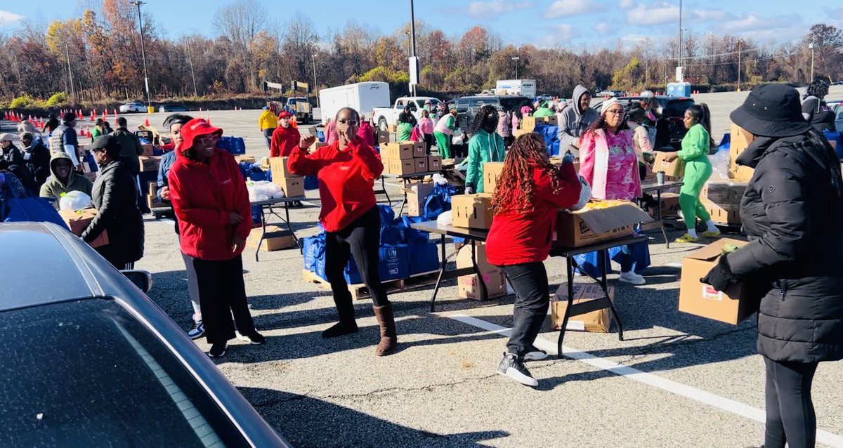 _JacobsLadder's tweet photo. Providing Thanksgiving meals with community partners at Prince George’s County Stuff-A-Truck food distribution. #PrinceGeorgesProud https://t.co/HI8aalxRdw