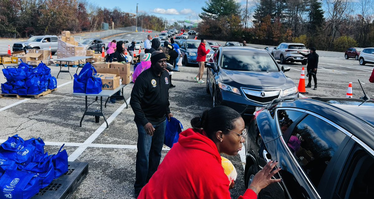 _JacobsLadder's tweet photo. Providing Thanksgiving meals with community partners at Prince George’s County Stuff-A-Truck food distribution. #PrinceGeorgesProud https://t.co/HI8aalxRdw