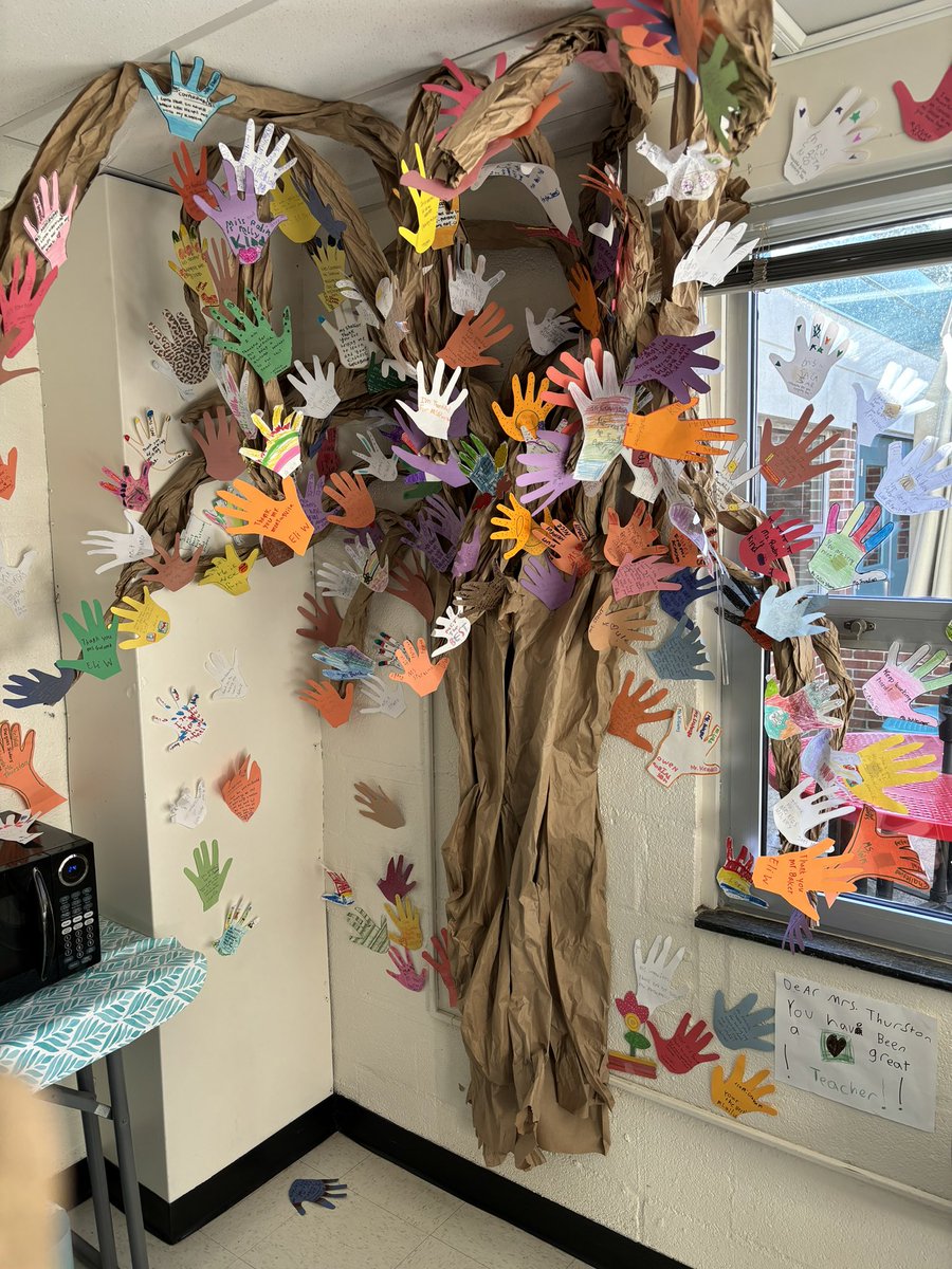 Thank you @FlintHillES students and parents for the wonderful thankful tree 🙏🏼 It’s fantastic ❤️ #FHESIlluminates