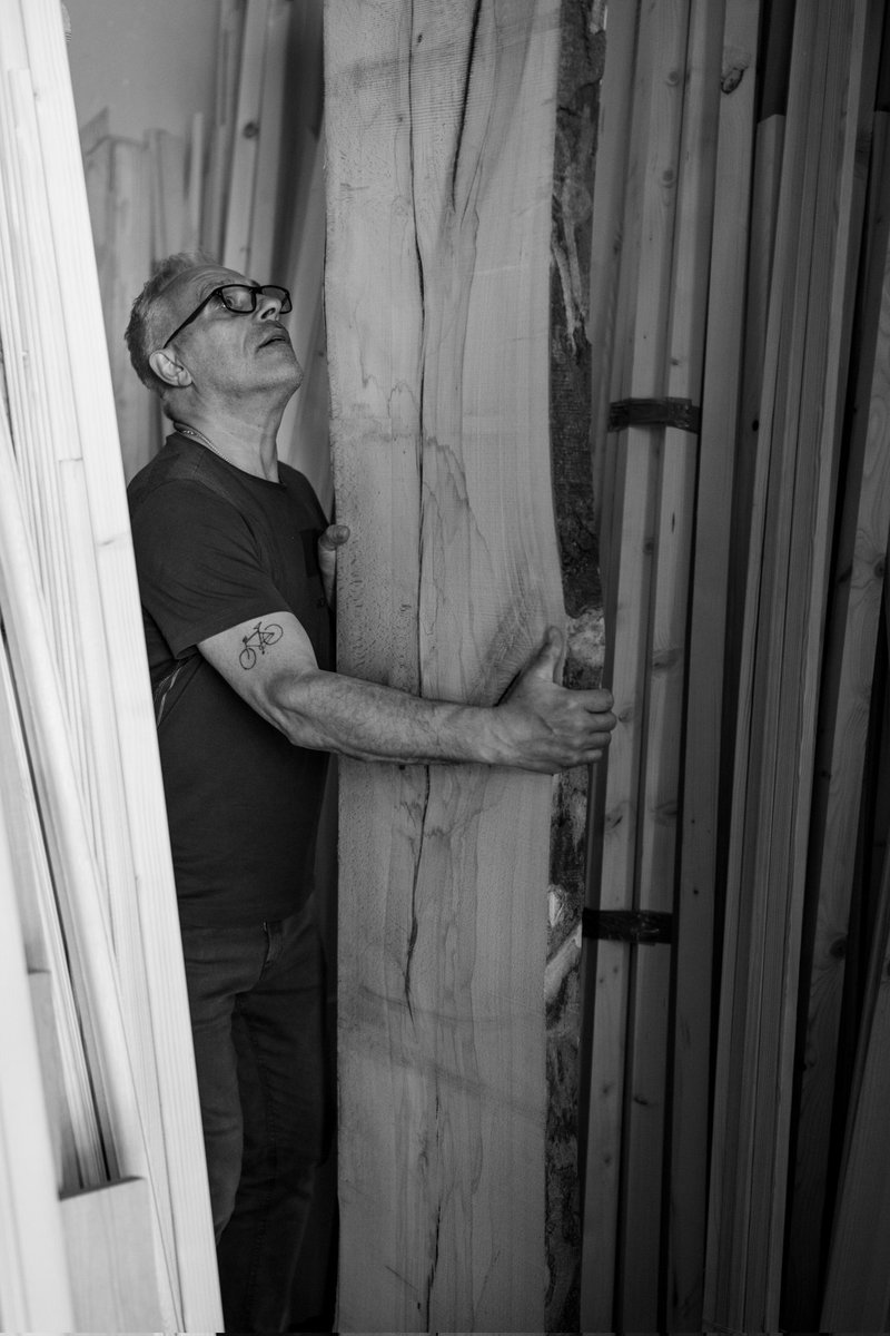 DslrKaron's tweet photo. The owner of a wooden shop who has been running it for 35 years. One of a series of photos.
#photography #documentary #raw #lensculture #pictas #podium #aypclub #fotografia #documentaryphotography #portret #monochromatic #blackandwhite #documentary #environmentalportrait https://t.co/HlCMiFbxgF