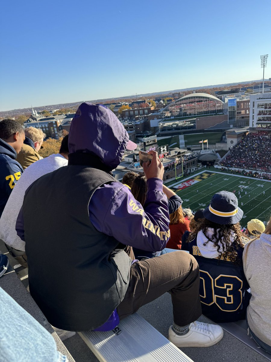 paynefullypat's tweet photo. @stoolpresidente Washington out here stealing signs at the Maryland &amp; Michigan game https://t.co/9ZKDiUSr3R