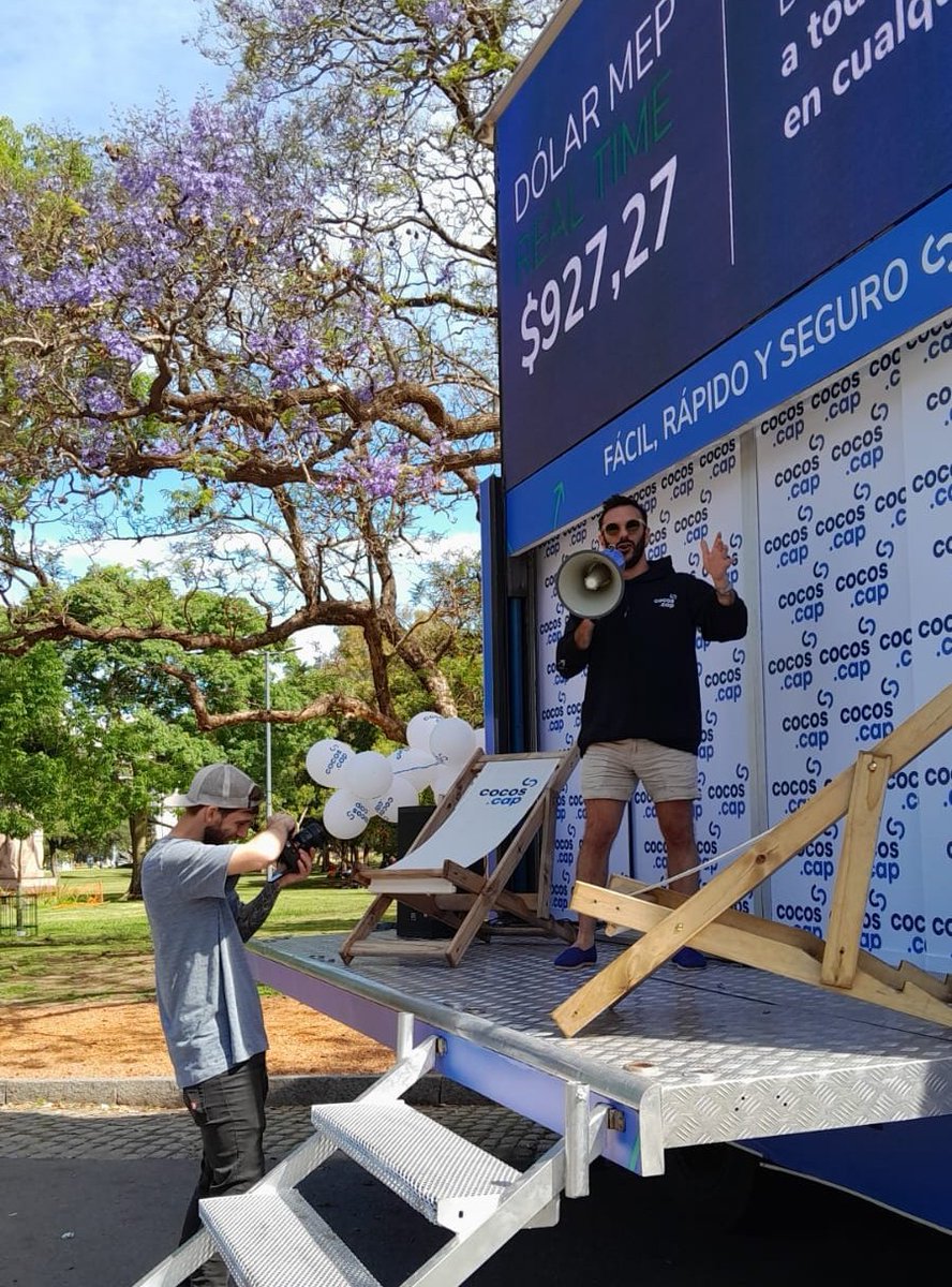 _JorgeMaya's tweet photo. Que locura hermosa la de este emprendedor argentino @arielsbdar 🇦🇷💪

Se puso a vender dólares en pleno Palermo a un día de las elecciones👏👏

Abriendo las finanzas para todos los argentinos‼️ gracias @cocoscap 🫂 https://t.co/8JTmyRUia3