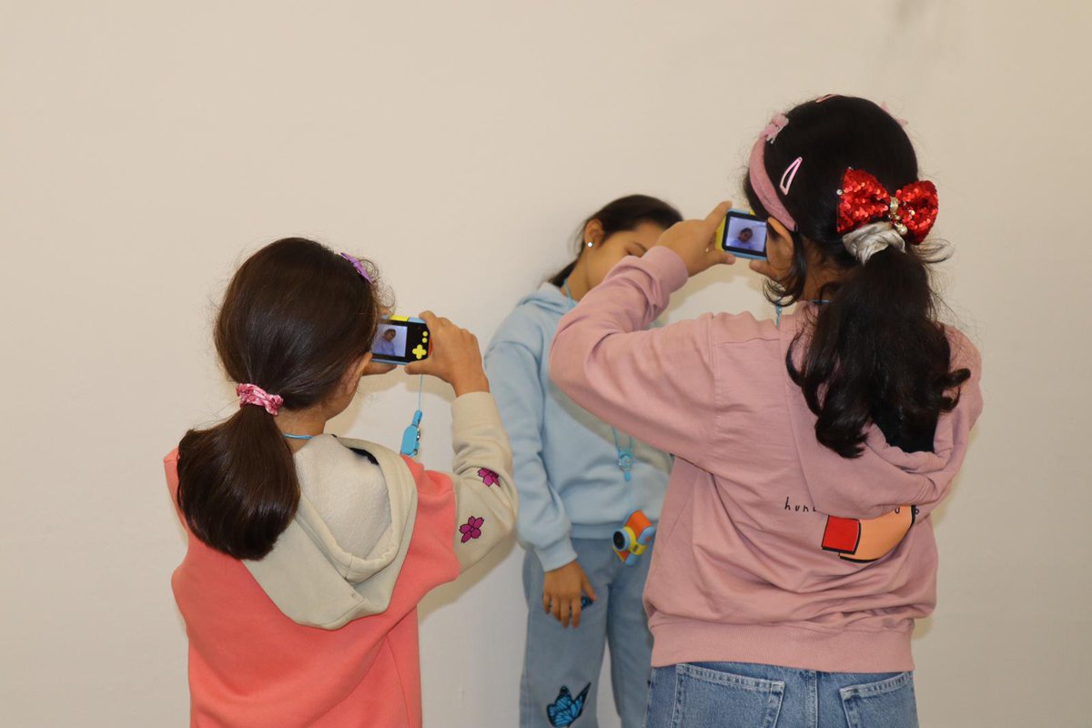 SUGDER_'s tweet photo. Balkan Rotası Çocukları isimli Erasmus+ projemizin ikinci aktivitesine Almanya’da devam ediyoruz. Çocuklar, hediye fotoğraf makinalarıyla fotoğraf sanatına ilk adımlarını attılar. İtalya'dan Federico Vullo, çocuklara fotoğraf çekmenin incelikleri hakkında bir giriş dersi verdi. https://t.co/9rEMcjlvSg