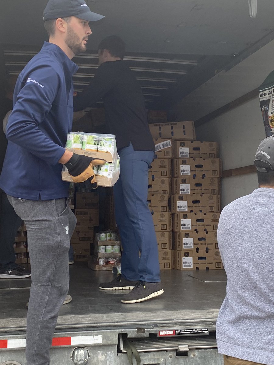 Thank you <a href="/TackleTomorrow/">Tackle Tomorrow</a>  and our parent volunteers for making the Thanksgiving Dinner giveaway such a success for the W.A. Blair School Community! @SpruceV_T <a href="/LauraRubioGarza/">Laura Garza</a>