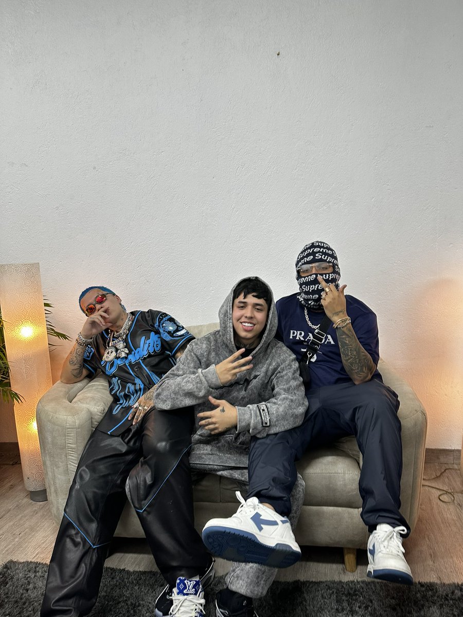 El show que montó este hombre 
Que locuraa pa 

El sabe que es mi hermano pero yo soy un fanático de él ni el hpta 

Hermanos