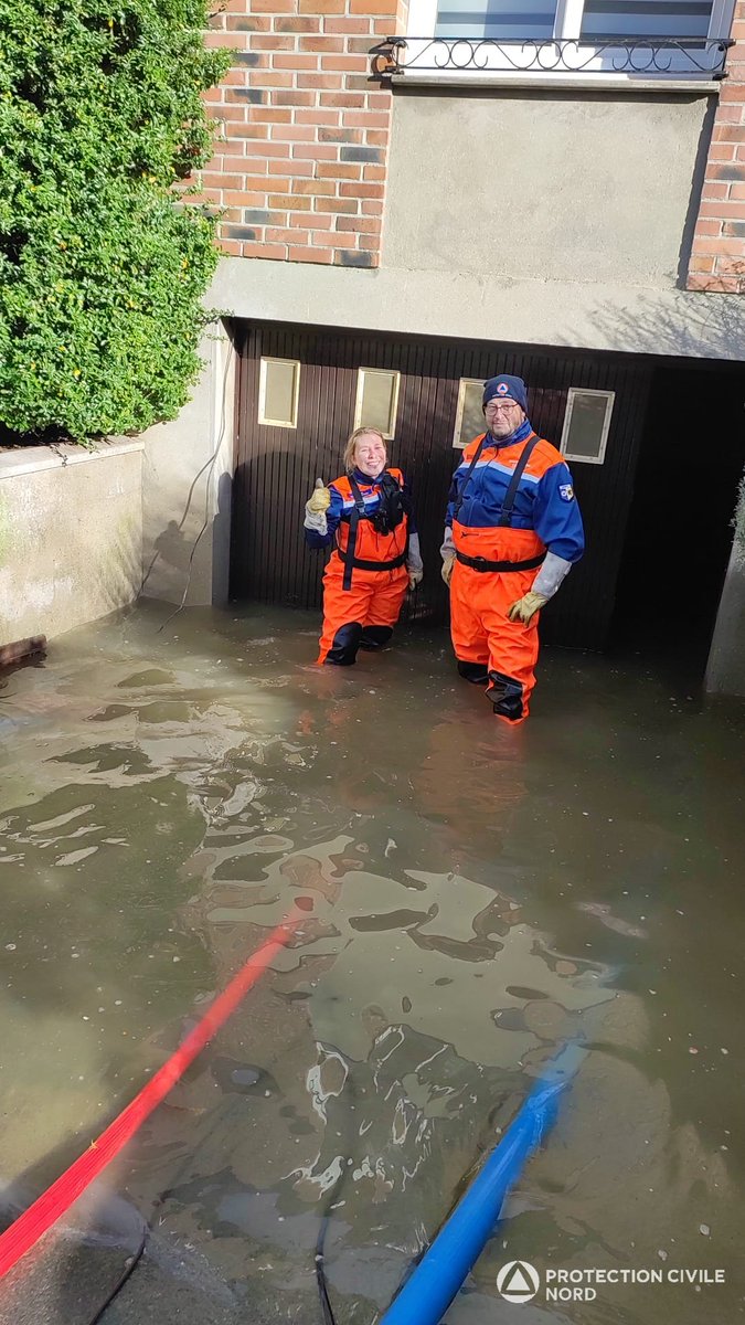 ProtecCivile59's tweet photo. 🔶🔷#INONDATIONS🌊
Depuis hier, la décrue amorcée permet les opérations de pompage et de nettoyage.
🚨Nos équipes restent pleinement mobilisées pour venir en aide aux sinistrés dans les #Flandres.
#Merville #VieuxBerquin #Wormouth #Esquelbecq #Bollezeele https://t.co/GxBYFsmiIL