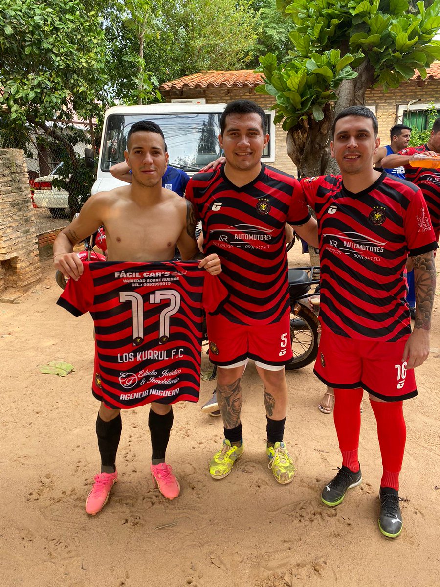 Una fecha más en la SuperLiga del populoso barrio Chiquito!!

+3 para #LosDueñosDeLaFiesta 🔴⚫️
Resultado de 2-1 sobre Barrio Boys 

Goles:
⚽️ Junior La bestia Morán 
⚽️ Tinto del Paraguay 

Destacamos la vuelta del capitán de barco! Aaron Ramos con una brillante actuación ⚽️🎩