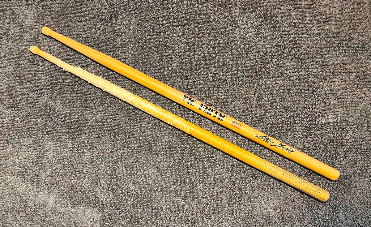 SteveHonoluluHI's tweet photo. #美しい楽器 は眺めているだけで心が洗われる ....
愛用スティックは「Vic Firth SSG2」🥁
(上) 新品
(下) 3年の激務を経ても未だ現役🉐
#stick #スティック #VicFirth #ヴィックファース #SSG2 #SteveGadd #Gadd #ガッド https://t.co/WDQ9JQETMW
