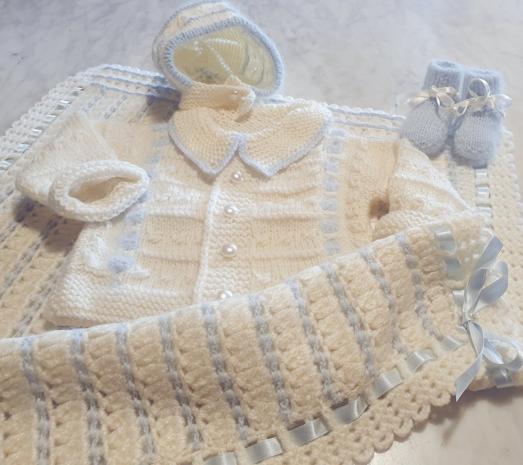 ElisendaRosF's tweet image. Quan us dic que la meva mare té unes mans d&apos;or, potser em quedo curta... 

Conjunt de neixament per un bebè especial 😍
#Labors
#Manualitats
#PuntDeMitja
#Ganxet