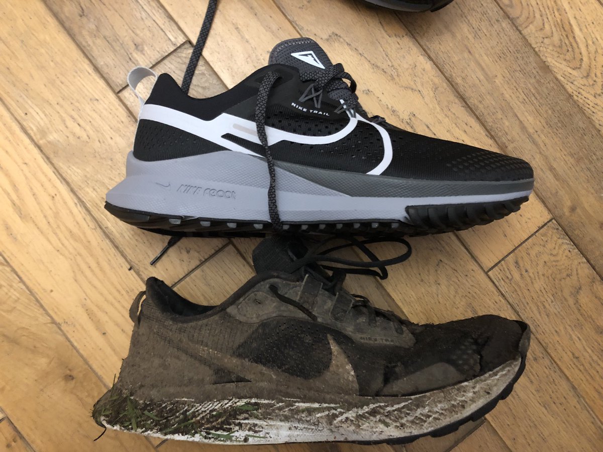 mdrakes1's tweet image. The retiree handing over the torch 🔦 to the new trail warrior 🏃‍♂️😂. Looking forward to hitting the @IngrebourneEWT tomorrow morning, and christening the pristine shoes. #runningonair #lovethemud #running #Nike @TeachersRunClub @WeAreERC @runningpunks @UKRunChat