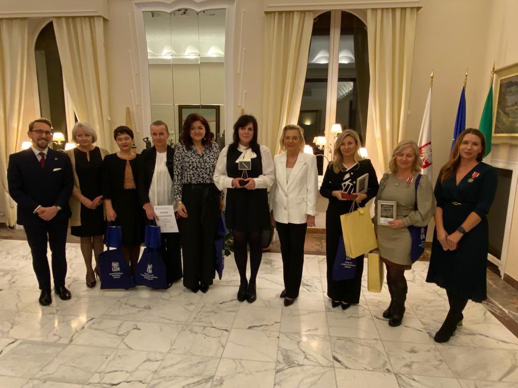 PLinItalia's tweet photo. Wręczenie odznaczeń resortowych @MEIN_GOV_PL medali #KEN oraz „bursztynowej kredy” dla najbardziej zasłużonych nauczycieli polonijnych🇵🇱 we #Włochy🇮🇹 w Ambasadzie🇵🇱 w ramach konferencji Rady Oświaty Polnijnej. #ORPEG @MSZ_RP @Anna_M_Anders @InstytutKolbego https://t.co/1nRkapb5N3