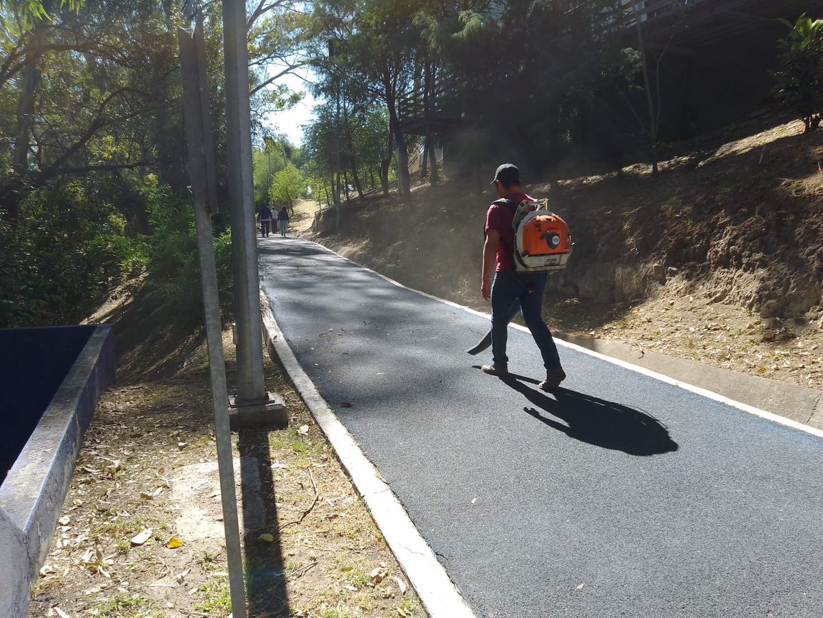 ParquesPuebla's tweet photo. Queremos mantener los espacios siempre listos para ti. Realizamos limpieza de áreas verdes, mobiliario y asadores en los #ParquesPuebla, como el Parque Flor del Bosque, Paseo del Río, Parque de la Constancia y Parque de la Niñez.
#ParquesTrabajando 👩🏻🌾🧑🏼🌾 https://t.co/9IEllv3IKh