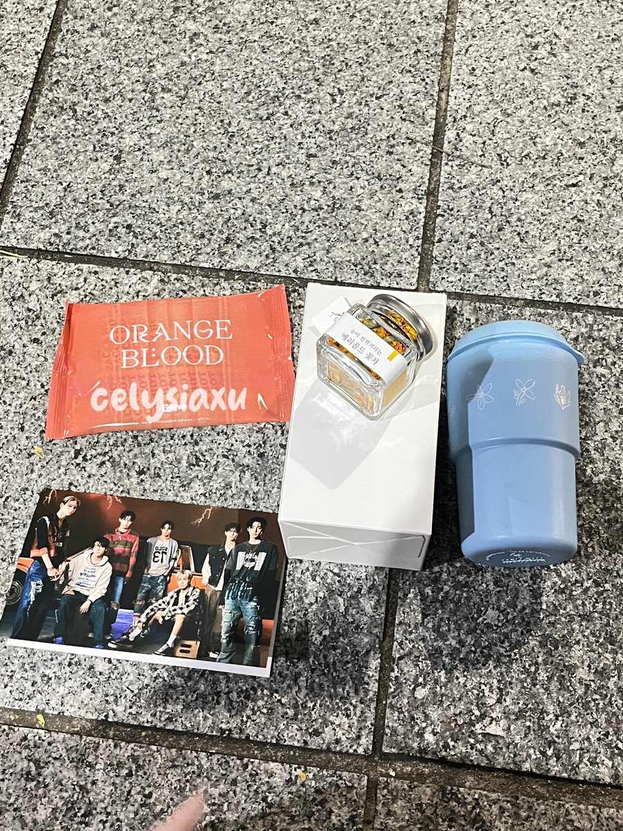 celysiaxu's tweet photo. PREVIEW ENHYPEN ORANGE BLOOD Inkigayo Pre recording Gift 역조공

Tumblr &amp; Marigold Flower tea💕😆
Also of course hot pack🤣🥶

우리 엔하이픈🥺 고마웡💕🧡
#enhypen #sunghoom #jay #heeseung #jake #jungwon #sunoo #jay https://t.co/xzg07L1tpp