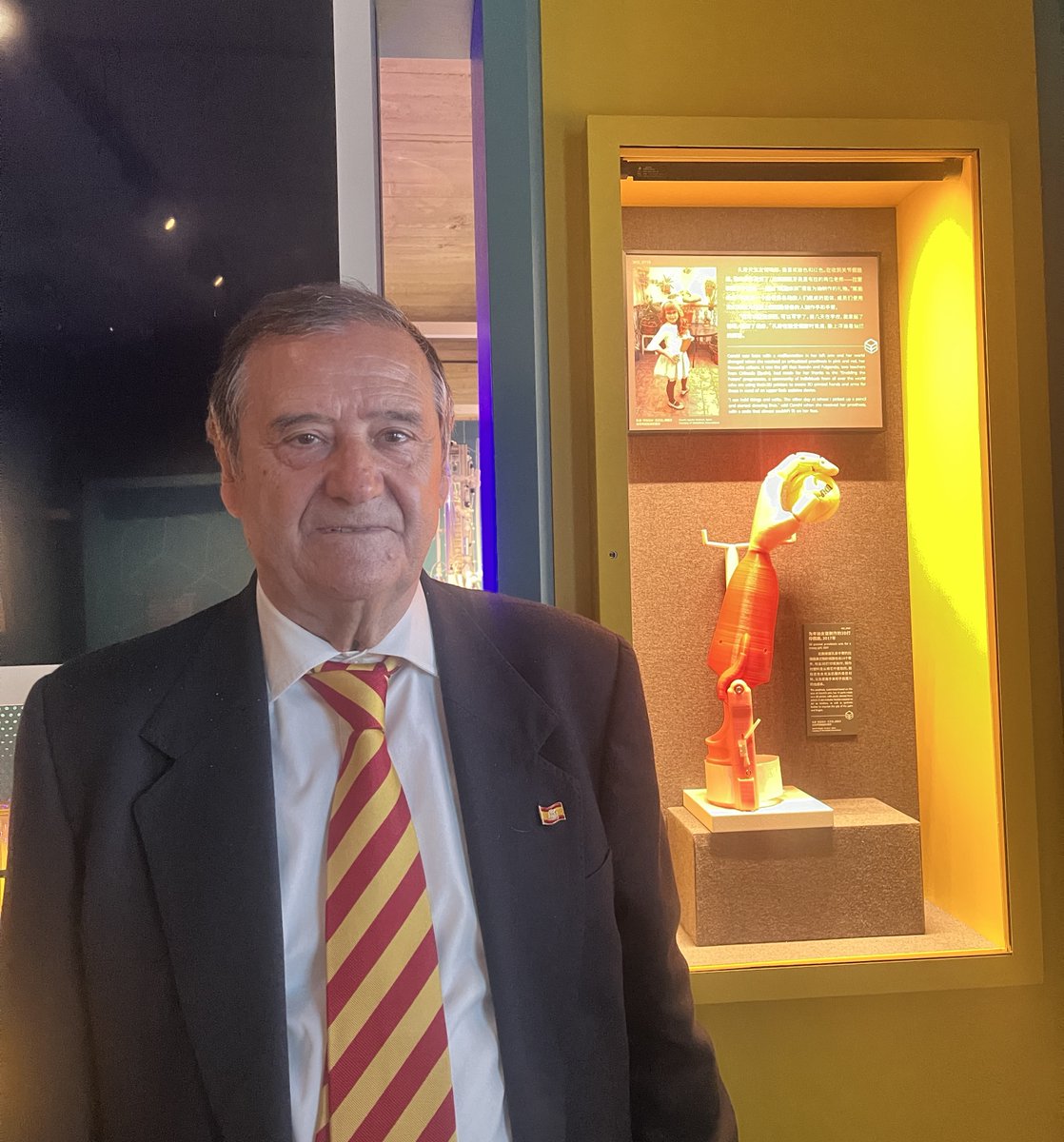 <a href="/educaciongob/">Ministerio de Educación, FP y Deportes</a> <a href="/ClaraSanzL/">Clara Sanz</a> 
Worldsskills Museum
Shanghai
Una satisfacción que la protesis de brazo en 3D que fabricaron los compañeros, Fulgencio Bermejo y Ramon Cayuelas, para la niña Conchi, forme parte del Museo