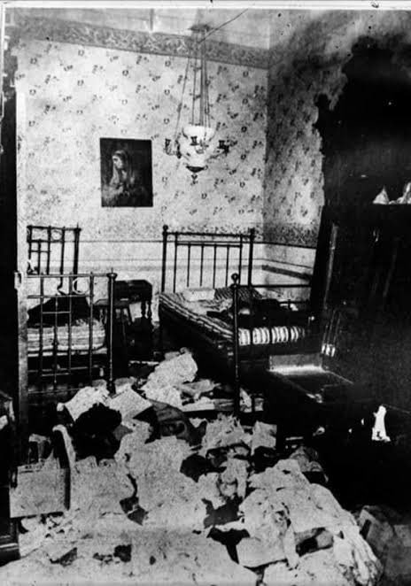 Cuauhtemoc_1521's tweet photo. Así quedó una de las habitaciones de la casa después del enfrentamiento y l cateo realizado por los policías poblanos. 
SI ESTE  HILO FUE DE TU AGRADO TE INVITO A COMPARTIR CON REPOST.
Cabe mencionar que el Plan de San Luis redactado por Madero llamaba al pueblo de México a levantarse en armas contra la dictadura de Díaz el 20 de noviembre de 1910 a las 6 de la tarde. Entonces, cuando debemos conmemorar el inicio de la Revolución Mexicana? El 18 o 20 de noviembre?