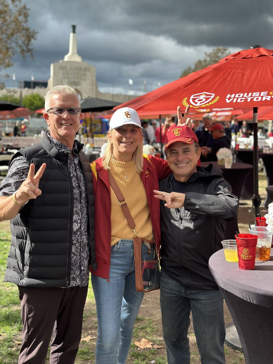 #uscselfie #fighton <a href="/USCAlumni/">USC Alumni Association</a> #BeatTheBruins