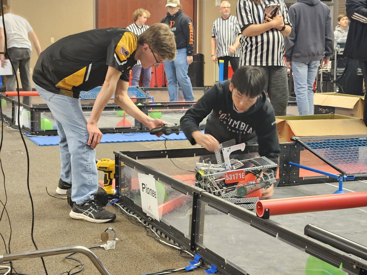 SLHS_STEM's tweet photo. Heading into elimination rounds. Terminal Velocity as the #1 seed and The Aliens as the #2 seed. Good luck to both teams as they battle for the Wiscobots Championship! https://t.co/Zd4m2EFRpD