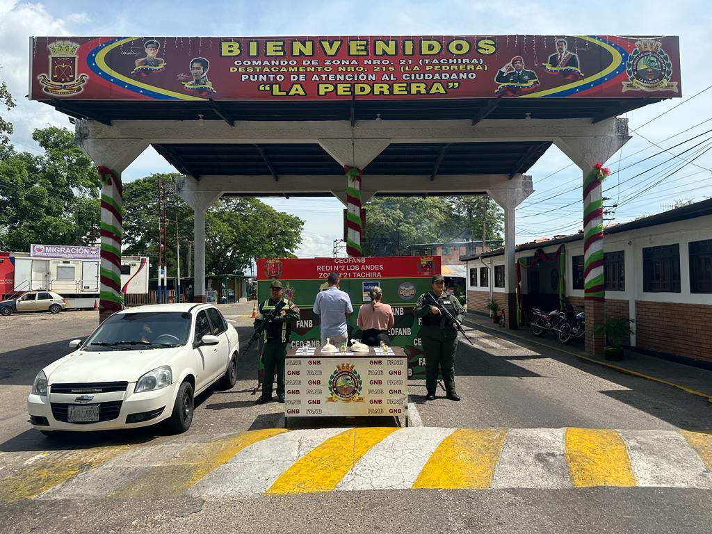 En el marco de la #OperacionCaciqueMurachi2023 efectivos de la #FANB, adscritos a la <a href="/zoditachirasc21/">ZODI TÁCHIRA.</a> en el P.A.C. “La Pedrera” mediante labores de investigación y escudriñamiento, efectuaron la aprehensión de dos ciudadanos identificados como: Yeferson José Seijas Duarte, C.I.V-