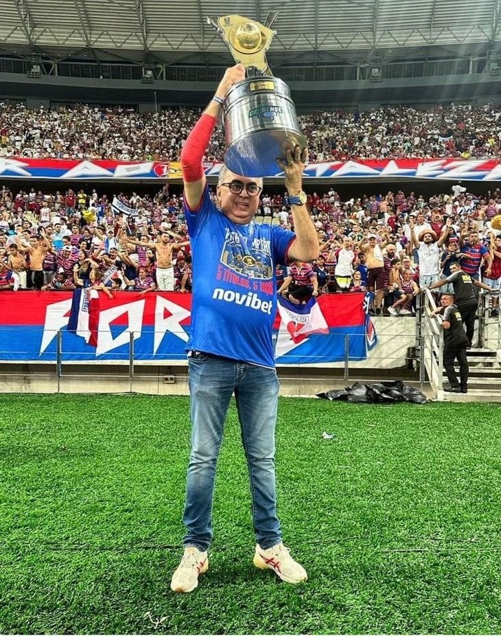 Cf27Magno's tweet photo. O projeto na contratação do executivo de futebol Sérgio Papelin, no @ClubeDoRemo (citado com exclusividade) consiste em:

- 3 anos de contrato;
- salário de 3 dígitos (conforme citou @juniorscunha)
- montagem do elenco, títulos e Série B em 2025.

Com o acerto firmado, ele deixa o @FortalezaEC - após ótima trajetória - e tem chegada prevista em Belém nesta semana para iniciar os trabalhos no Leão Azul Paraense.