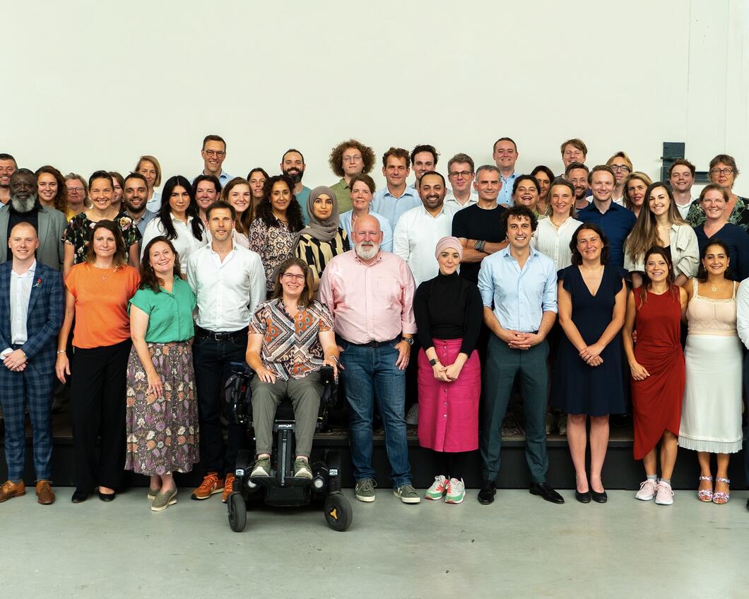 GLPVDA: jullie hebben echt een ijzersterk partijprogramma, met flink wat geweldige linkse plannen die het tij kunnen keren na dit sloopbeleid + een prachtige lijst met zoveel onvermoeibare strijders. Dát (ipv waarschuwen voor extreemrechts) is jullie beste closing message. Go!