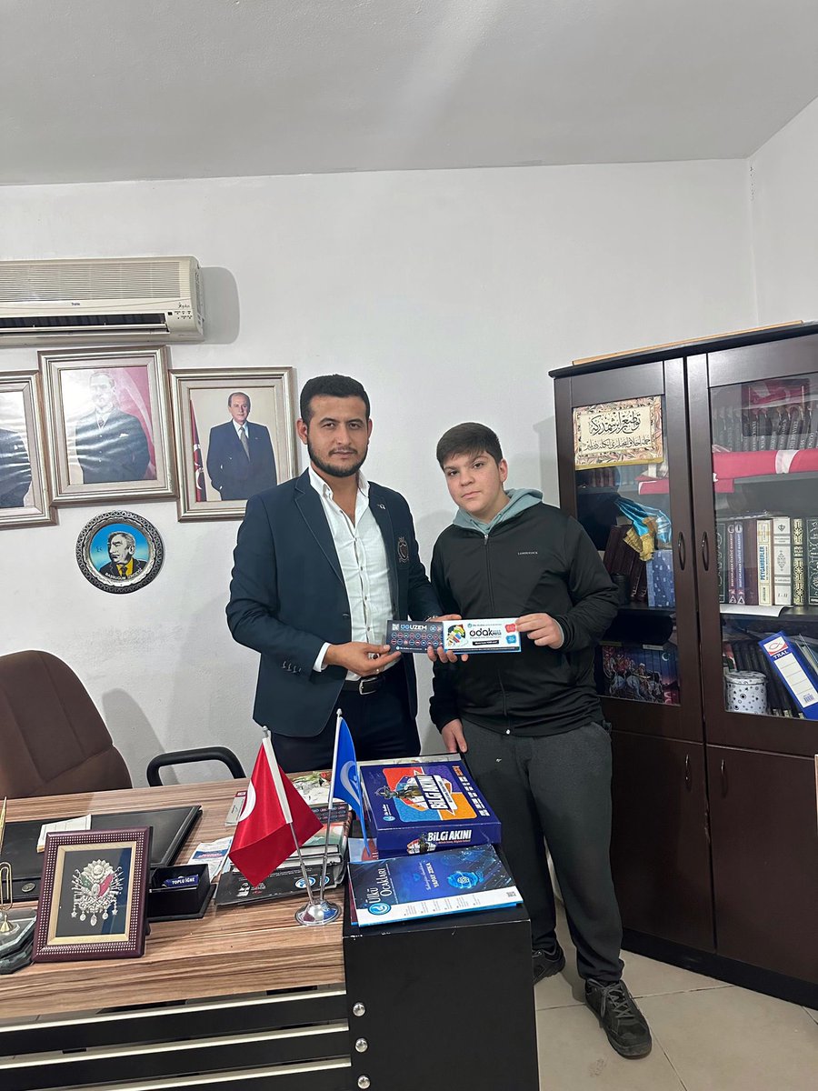 Ülkü Ocakları Finike İlçe Başkanımız Sn. Kemal Balaban Ortaöğretimli kardeşlerimize Genel Merkezimiz tarafından hasırlanıp, geliştirilen ODAK2023 ve ÜOUZEM kartlarını takdim etti.