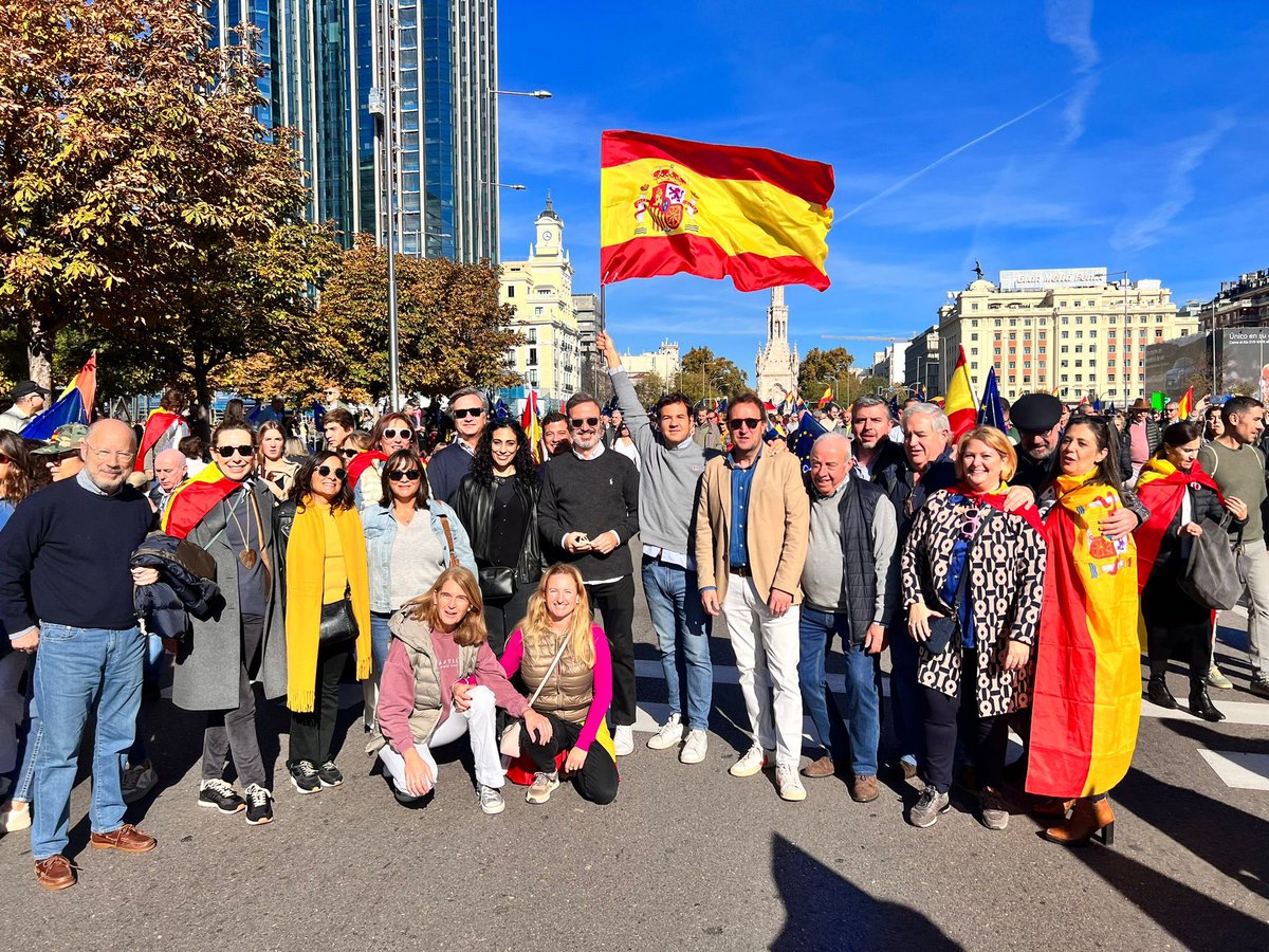 pprozasdemadrid's tweet photo. 🇪🇸 No en nuestro nombre!!

El PP de #LasRozas ha asistido esta mañana a la multitudinaria manifestación en contra de la amnistía en Cibeles. 

#EspañaNoSeRinde
#Cibeles18N https://t.co/spNTIXEhO9
