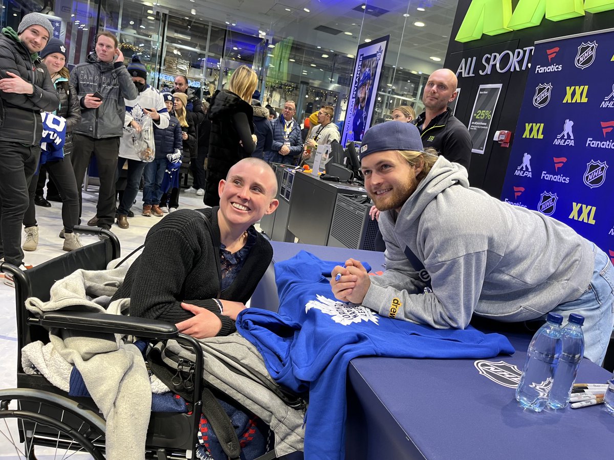 BR_OpenIce's tweet photo. Fans were lined up for more than 2 city blocks in Stockholm, Sweden to meet William Nylander 😱

Truly a hero's homecoming for Willy in Sweden this week 🇸🇪

(via @Zeisberger) https://t.co/wn2LAdxiyr