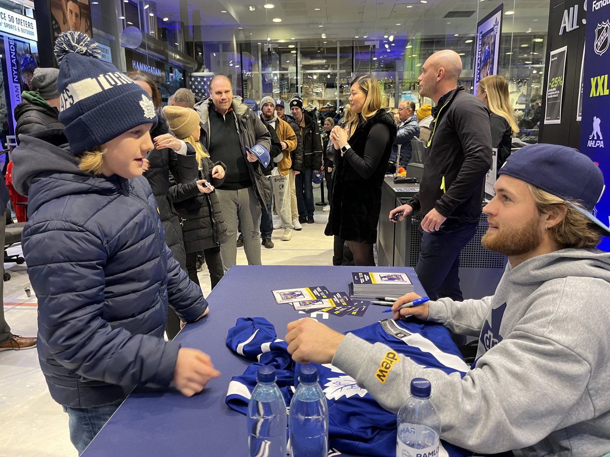 BR_OpenIce's tweet photo. Fans were lined up for more than 2 city blocks in Stockholm, Sweden to meet William Nylander 😱

Truly a hero's homecoming for Willy in Sweden this week 🇸🇪

(via @Zeisberger) https://t.co/wn2LAdxiyr