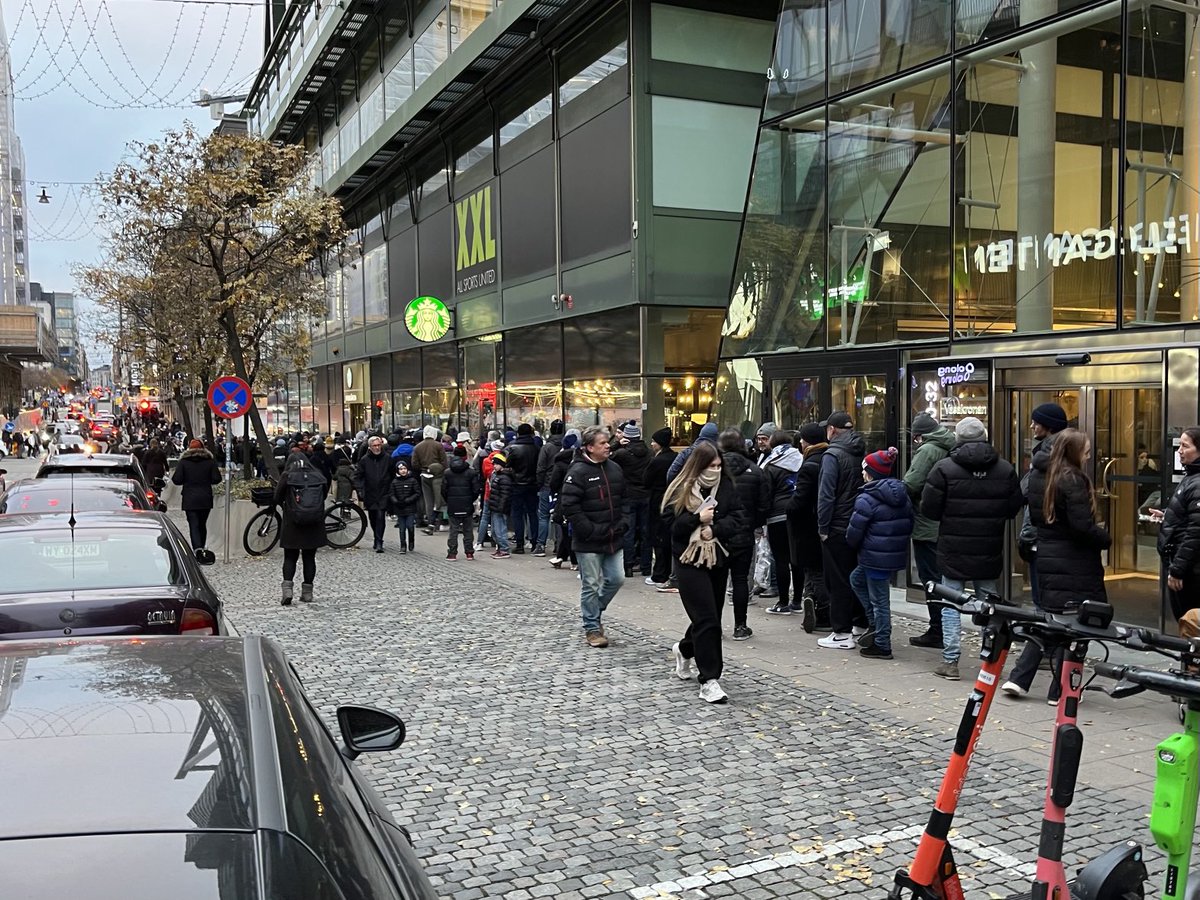 BR_OpenIce's tweet photo. Fans were lined up for more than 2 city blocks in Stockholm, Sweden to meet William Nylander 😱

Truly a hero's homecoming for Willy in Sweden this week 🇸🇪

(via @Zeisberger) https://t.co/wn2LAdxiyr