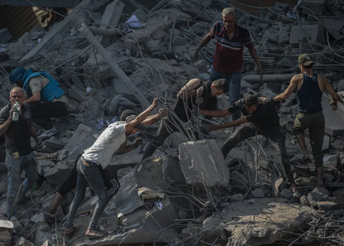 mikelayestaran's tweet photo. Tras la "guerra de los hospitales", #Israel lanza la "guerra de las escuelas" con el doble ataque de hoy a escuelas-refugio de familias 
en al-Fakhoora y Tal al-Zataar.
Decenas de muertos en #Gaza 

Foto @EPA_Images https://t.co/fVLbjKhzHv