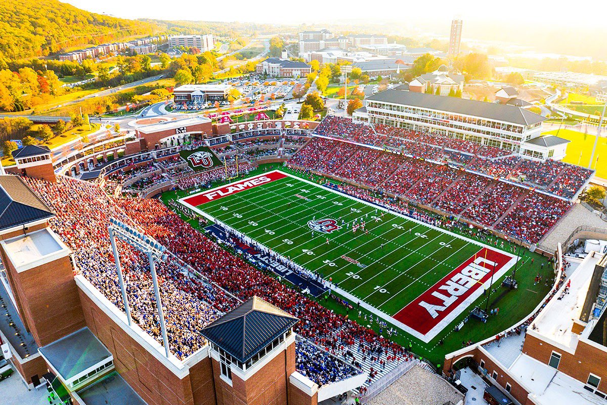 After a great visit, I am blessed to receive an offer from Liberty University! #GoFlames 🔥🔥@NCHSTrojanFB @NCHSTROJANS @LUFBRecruiting @LibertyFootball @coachbilldurkin @Coach_D13 @CoachChadwell @HOLD2017 @CoachE_Morman @BlakeStoner67 @Coach_Santana @Dwash_87 @JReaves77