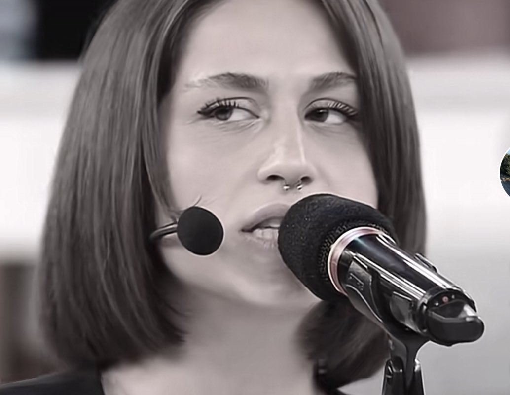 trashbiccis's tweet photo. peró che era brava letizia petris ad amici quando ci faceva gridare al cielo “ma ci sëi tù, mi rimåni tu, e perdo l’equilibrio solö a dire il tuo nömę”

#grandefratello https://t.co/ae1Txtulur