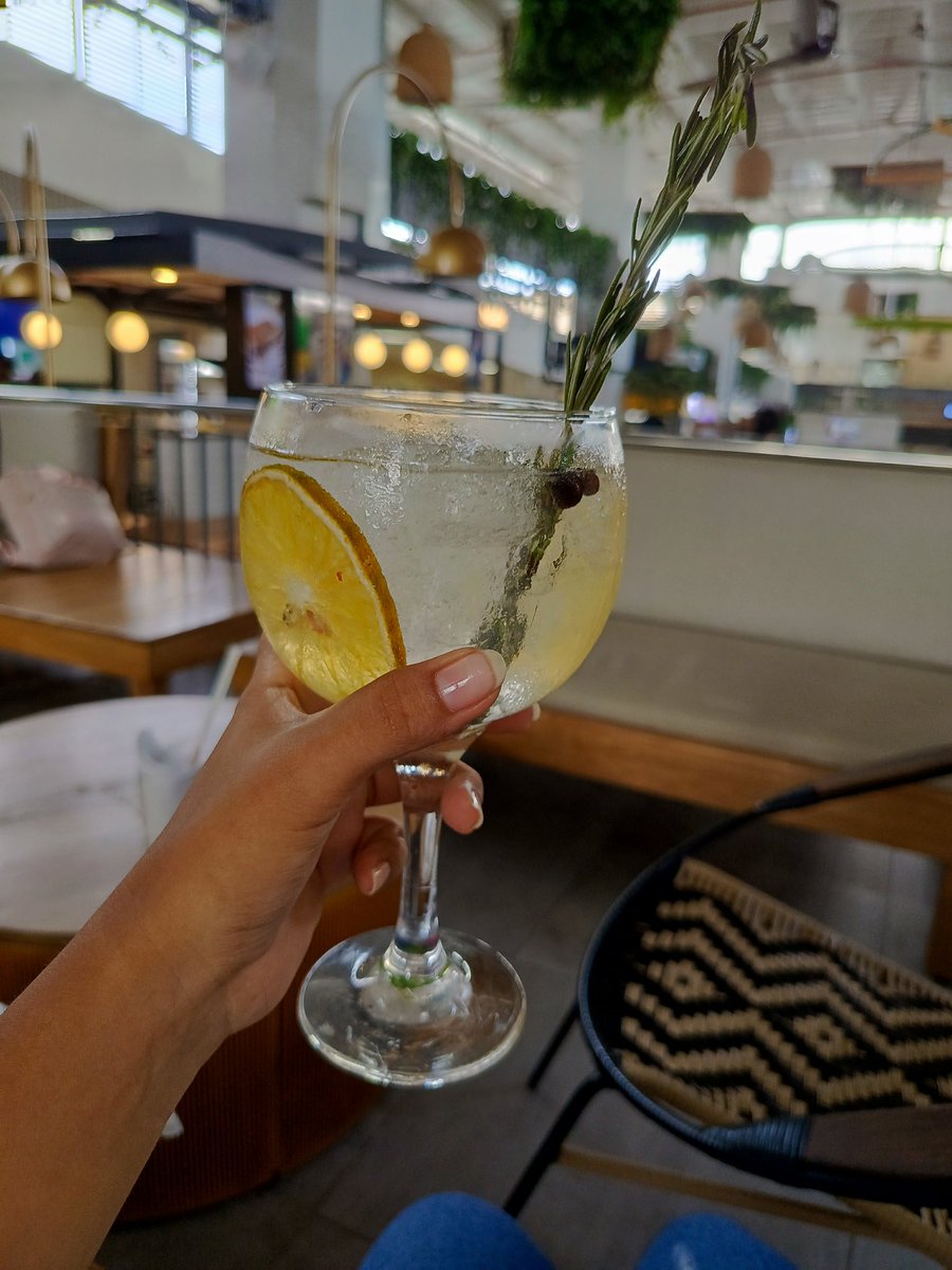 stefannyperez3's tweet photo. En estos momentos de mi vida y de mi sábado solo un gin tonic puede revivirme... https://t.co/TYgpTbjhbC
