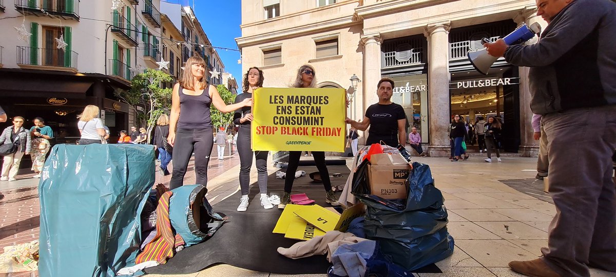 GreenpeaceIB's tweet photo. Denunciem el consum excessiu que ens està abocant ràpidament a un món més contaminat. Avui, als carrers de Palma, aixecam la veu contra aquesta preocupant tendència. #StopBlackFriday https://t.co/6WTszmpnZ8