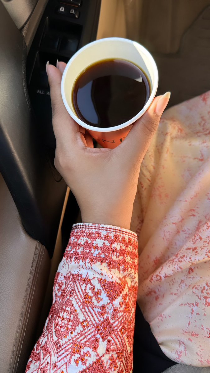 3lyOna_A26's tweet photo. من أحُب الأوقات لقلبي ، وقت القهوة مع نفسي🤭🖤 https://t.co/K5ZN53svSN