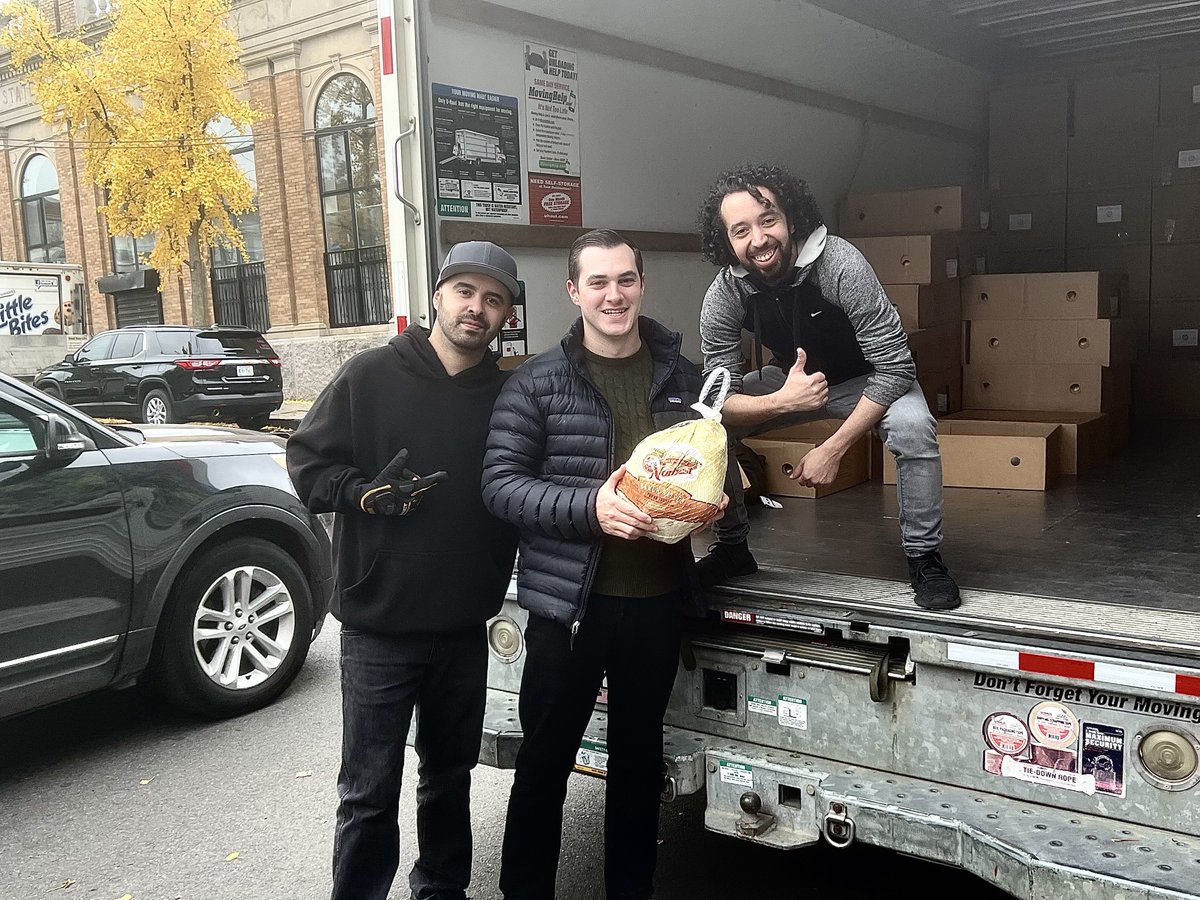 TechNYC's tweet photo. The team was out for another perfect New York day to support more Thanksgiving food relief events!

Great to be @CHASINYC in Staten Island, @Spreadinglovv and Throggs Neck Community Alliance in the Bronx, and @innovjustice's Neighbors in Action in Brooklyn! https://t.co/TtwKs7xFUF