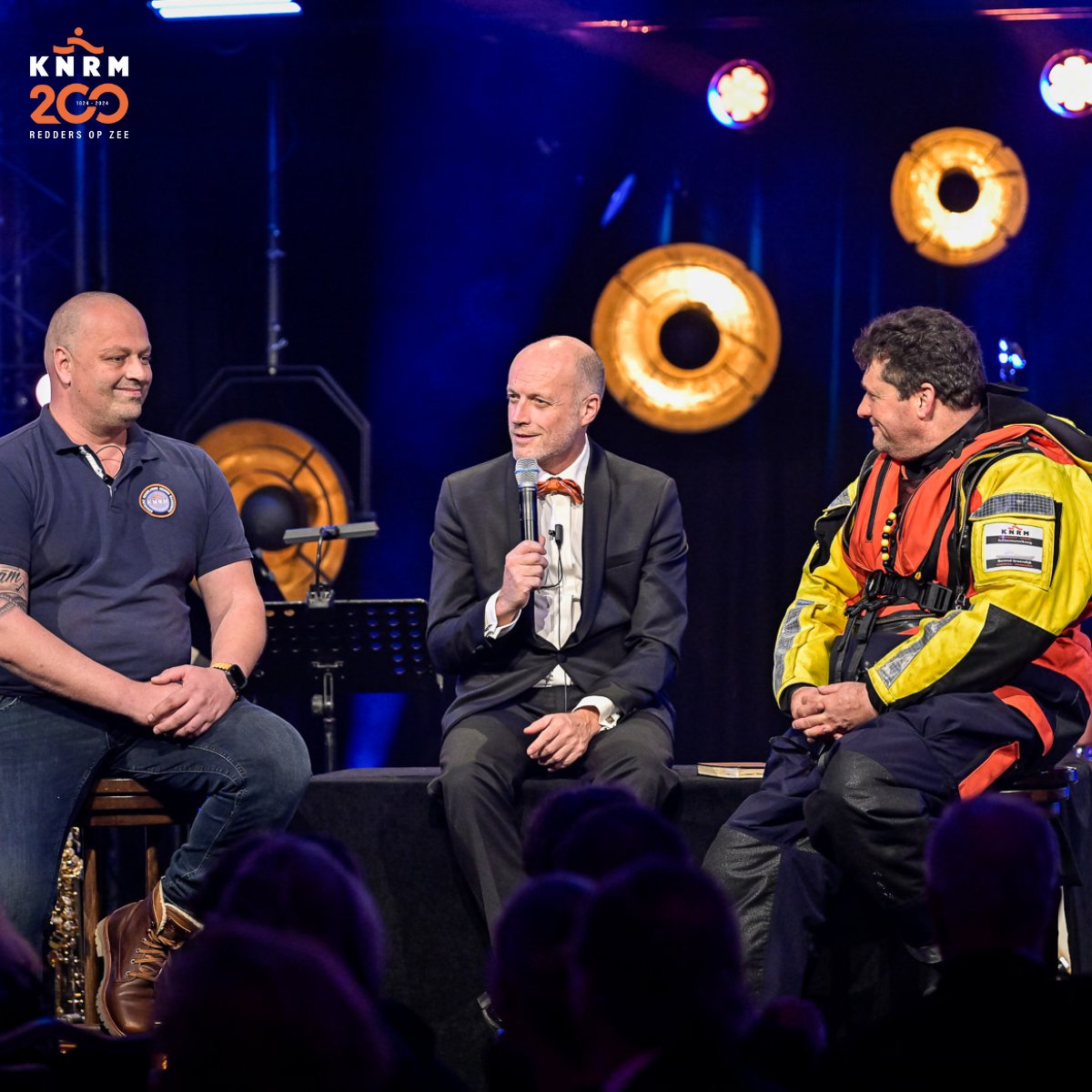 De avond zit vol aangrijpende verhalen over onze redders op zee, waarbij onze 'helden' natuurlijk in het zonnetje worden gezet door presentator Edward Zwitser en de donateurs. 

#knrm #reddersopzee #helden #dontateurs #reddersgala2023